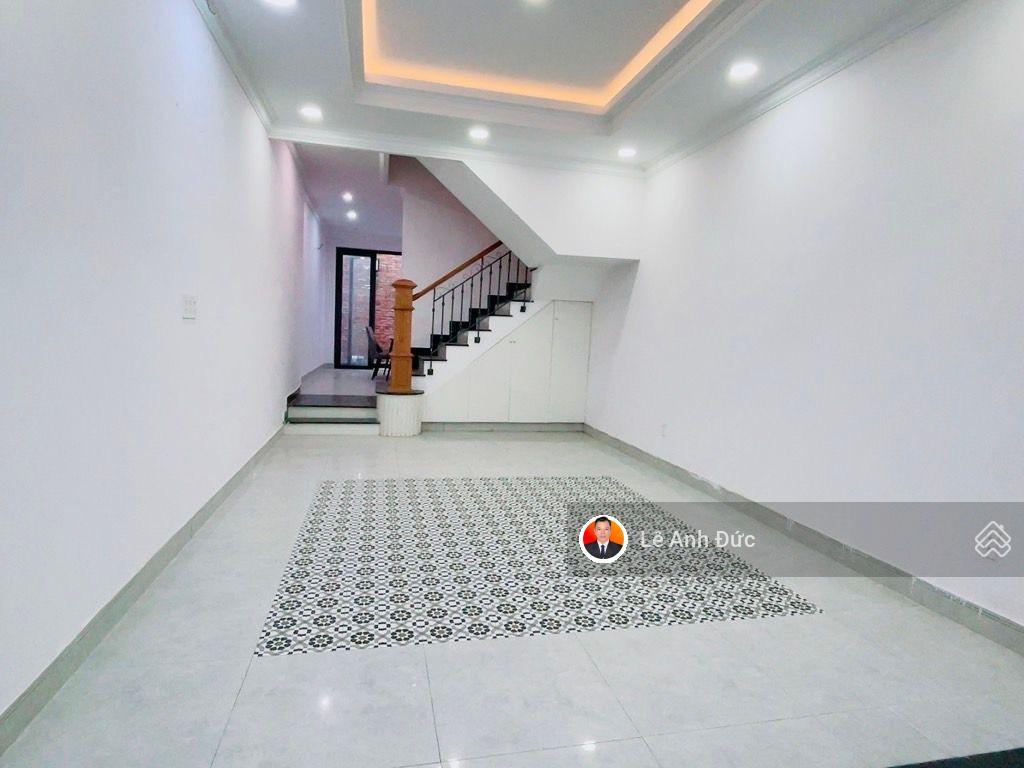 Bán nhà đẹp 4 tầng  sát mặt tiền đường  gần chợ  có sân đậu xe hơi thích hợp ở hoặc cho thuê vp