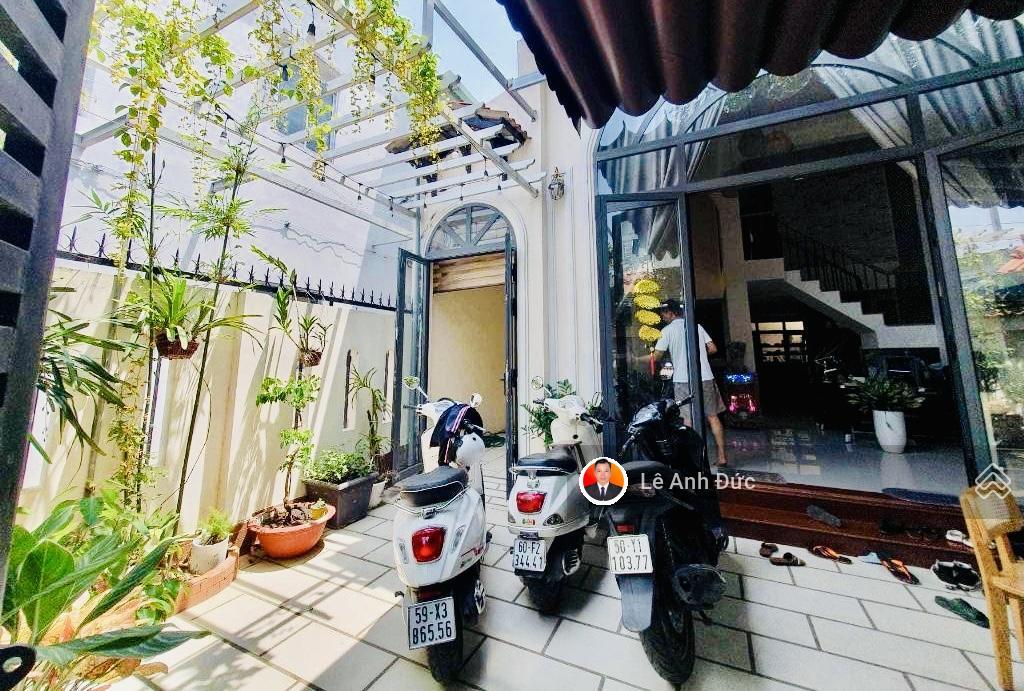 Cần bán gấp nhà kiểu pháp  bình trưng đông, quận 2, ngang 7m vuông vắn, sổ hồng