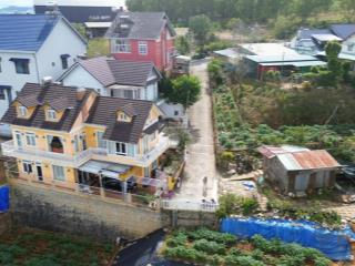 Bán căn biệt thự cổ điển, vị trí hiếm có. thông thoáng quanh năm và rất yên tĩnh!