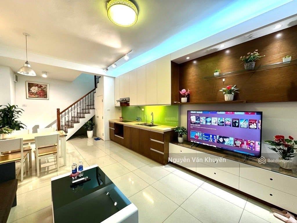 Phố hoa lâm, 11 tỷ, 50m2, mt 5m, 5 tầng, thang máy xịn xò, 10m ra ô tô tránh, full nội thất