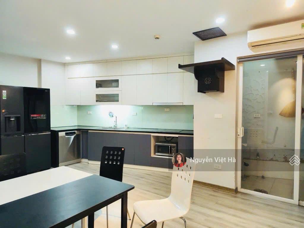 Bán căn hộ cc hoàng cầu, đống đa  dt 72m2, 3n, 2wc tầng trung  sổ chính chủ  giá bán 7,9 tỷ