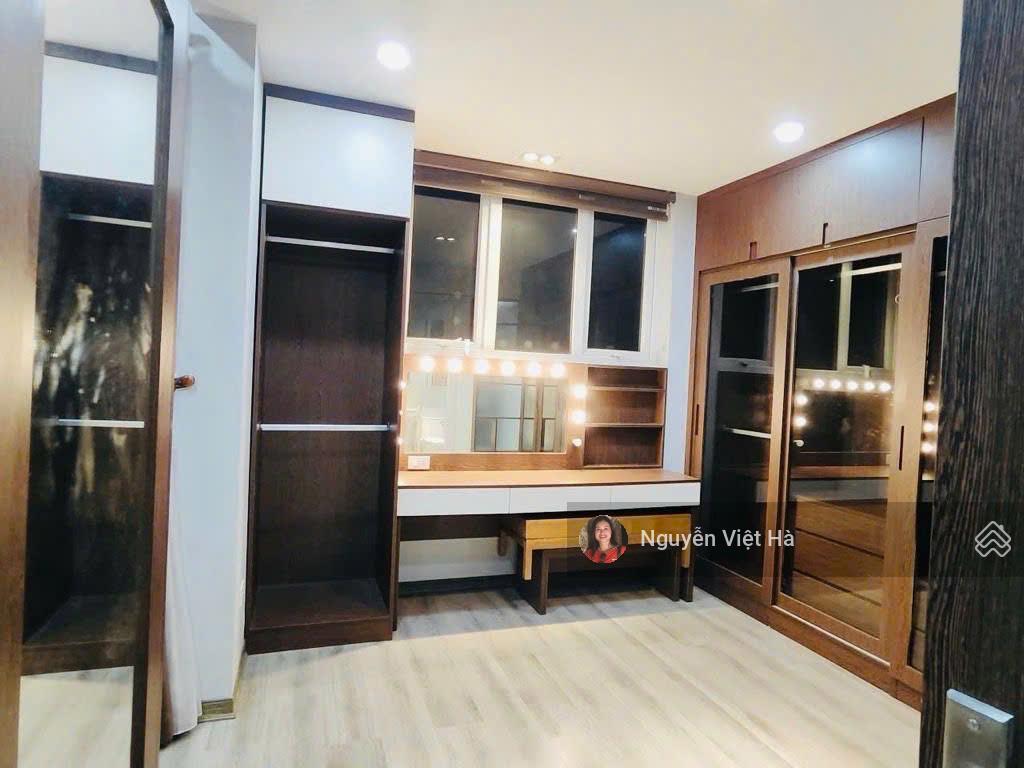 Bán căn hộ cc hoàng cầu, đống đa  dt 72m2, 3n, 2wc tầng trung  sổ chính chủ  giá bán 7,9 tỷ