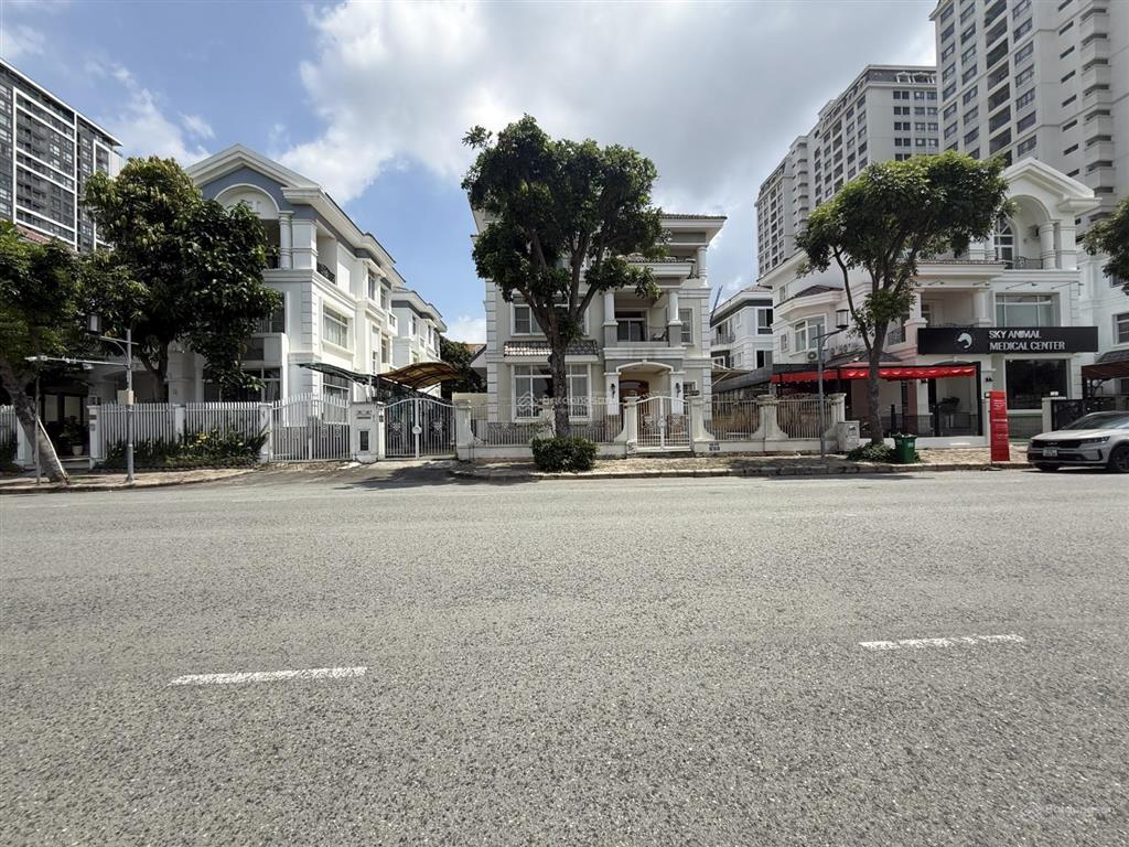 Bán nhà biệt thự đơn lập phú mỹ hưng quận 7 ,đầy đủ nội thất, nhà có hồ bơi, giá 79 tỷ, sổ hồng