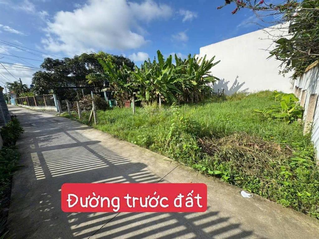 Bán đất qui đức  xung quanh dân cư hiện hữu  xe hơi đậu trước đất