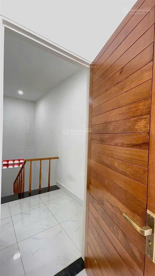 Bán căn nhà mới full nội thất, 4x8m ngay chợ, video thực tế, 1 trệt 1 lầu 2pn 2wc 755tr full giá