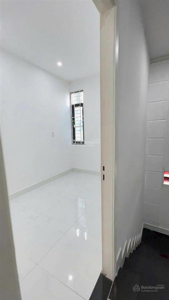 Bán căn nhà mới full nội thất, 4x8m ngay chợ, video thực tế, 1 trệt 1 lầu 2pn 2wc 755tr full giá