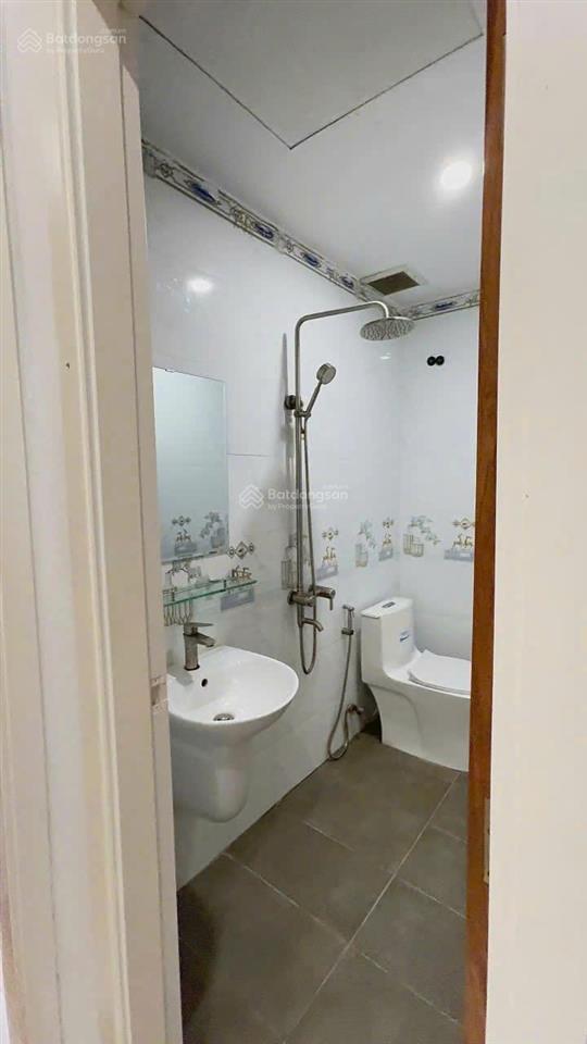 Bán căn nhà mới full nội thất, 4x8m ngay chợ, video thực tế, 1 trệt 1 lầu 2pn 2wc 755tr full giá