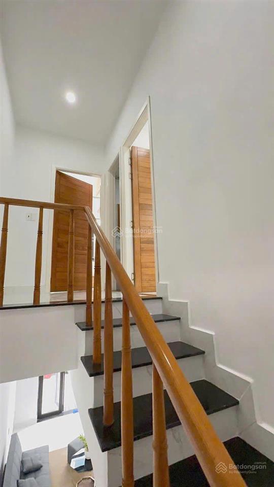 Bán căn nhà mới full nội thất, 4x8m ngay chợ, video thực tế, 1 trệt 1 lầu 2pn 2wc 755tr full giá