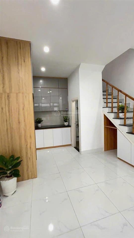 Bán căn nhà mới full nội thất, 4x8m ngay chợ, video thực tế, 1 trệt 1 lầu 2pn 2wc 755tr full giá