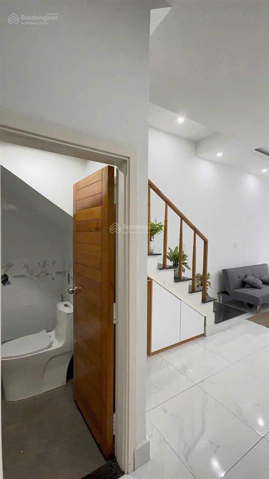 Bán căn nhà mới full nội thất, 4x8m ngay chợ, video thực tế, 1 trệt 1 lầu 2pn 2wc 755tr full giá