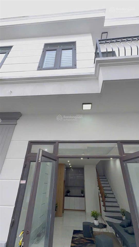 Bán căn nhà mới full nội thất, 4x8m ngay chợ, video thực tế, 1 trệt 1 lầu 2pn 2wc 755tr full giá