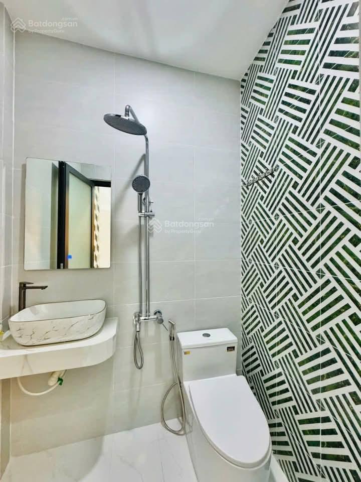 Cần bán gấp nhà hoàng diệu, quận 4. dt 60m2,  như 0766 372 ***, hẻm xe hơi 5m