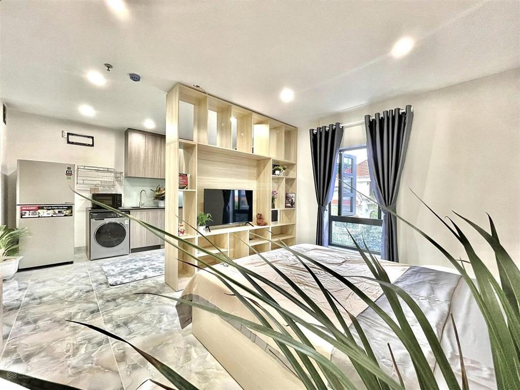 Cho thuê phòng 1pn, 1pk full nt, ban công, 40m2 đường nơ trang long gần chợ bà chiểu, quận 1