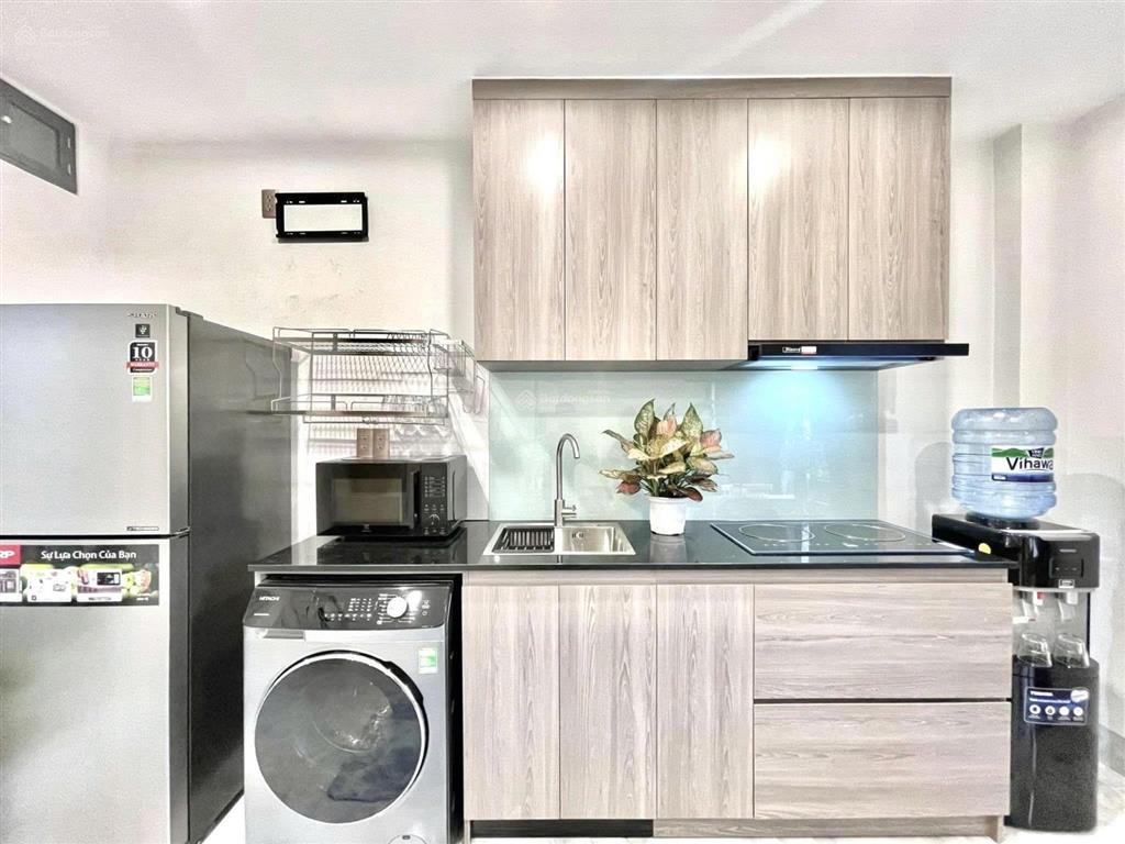 Cho thuê phòng 1pn, 1pk full nt, ban công, 40m2 đường nơ trang long gần chợ bà chiểu, quận 1