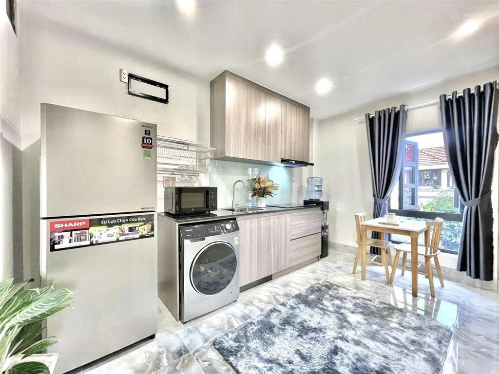 Cho thuê phòng 1pn, 1pk full nt, ban công, 40m2 đường nơ trang long gần chợ bà chiểu, quận 1