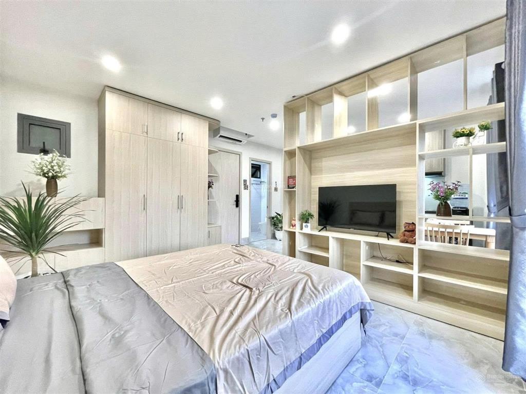 Cho thuê phòng 1pn, 1pk full nt, ban công, 40m2 đường nơ trang long gần chợ bà chiểu, quận 1