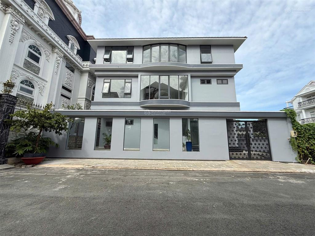 Bán gấp biệt thự 2 mặt tiền nguyễn văn hưởng thảo điền rẻ nhất khu compound an ninh  yên tĩnh