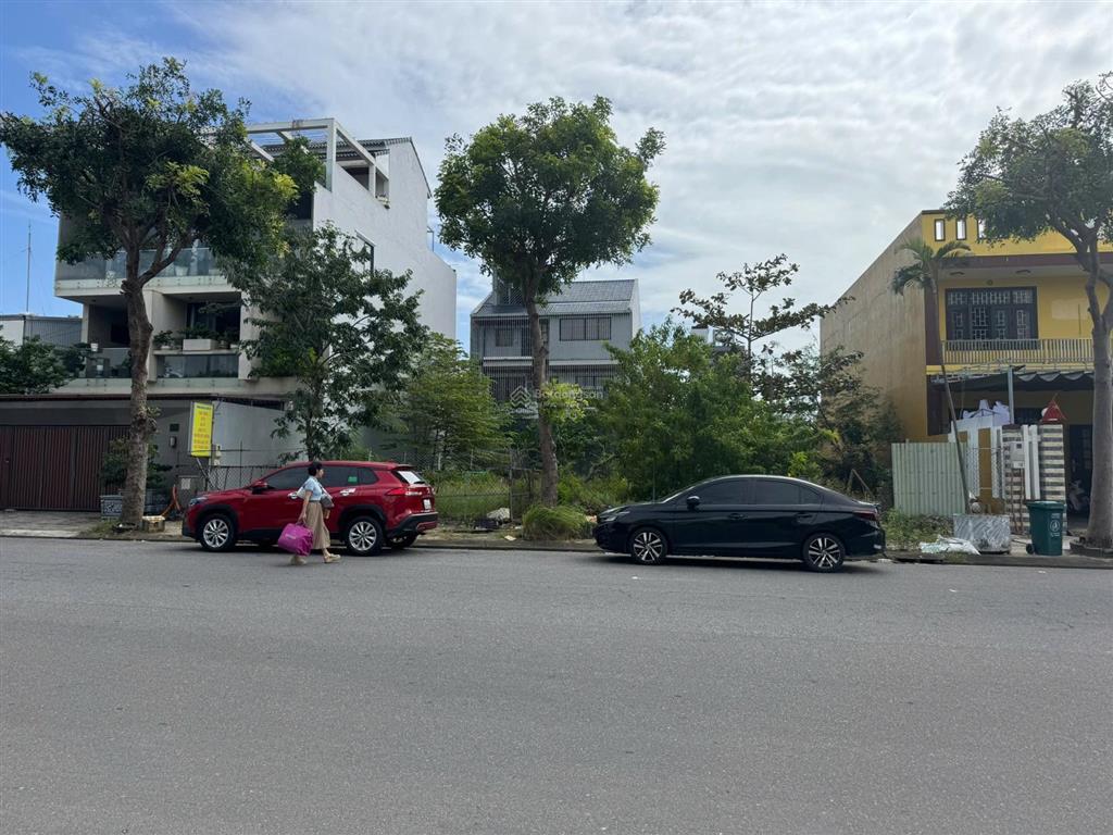 Bán cặp đất biệt thự sát sông dt 500m2/2 lô, ngang 10m, trục đường lớn bùi tá hán