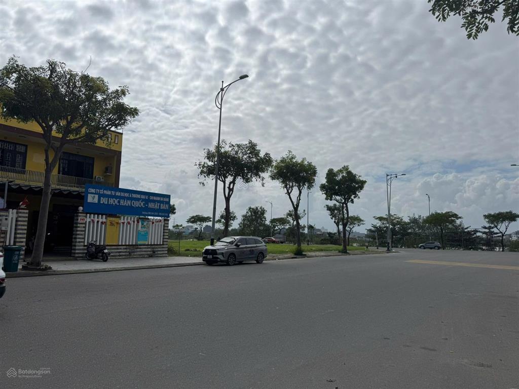 Bán cặp đất biệt thự sát sông dt 500m2/2 lô, ngang 10m, trục đường lớn bùi tá hán