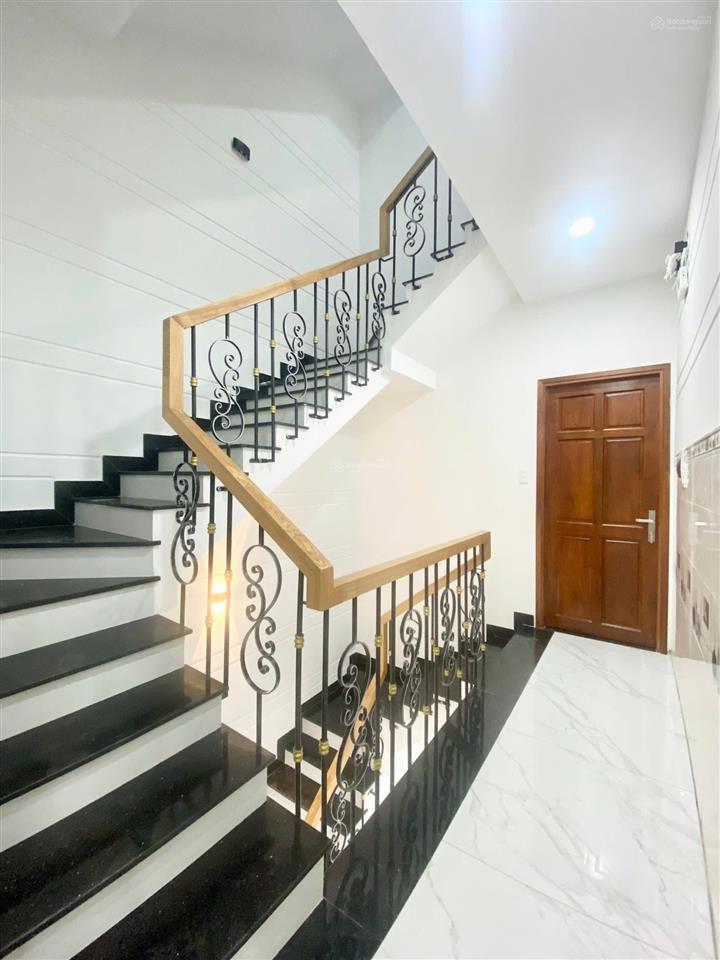 Cho thuê phòng có ban công sẵn nội thất ngay thoại ngọc hầu  nguyễn sơn