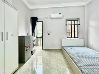 Phòng studio có ban công siêu rộng thoáng mát nằm ngay âu cơ