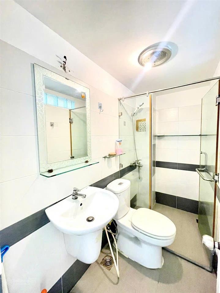 Phòng trọ tách bếp full nội thất rộng rãi cửa sổ lớn ngay trần quang khải q1 giá tốt