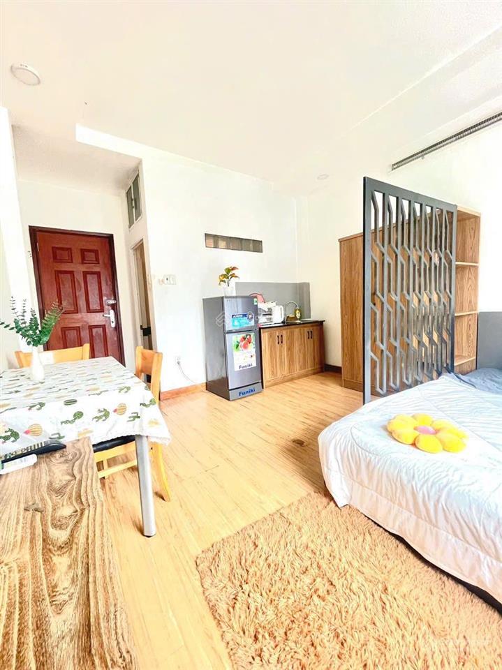 Phòng trọ tách bếp full nội thất rộng rãi cửa sổ lớn ngay trần quang khải q1 giá tốt