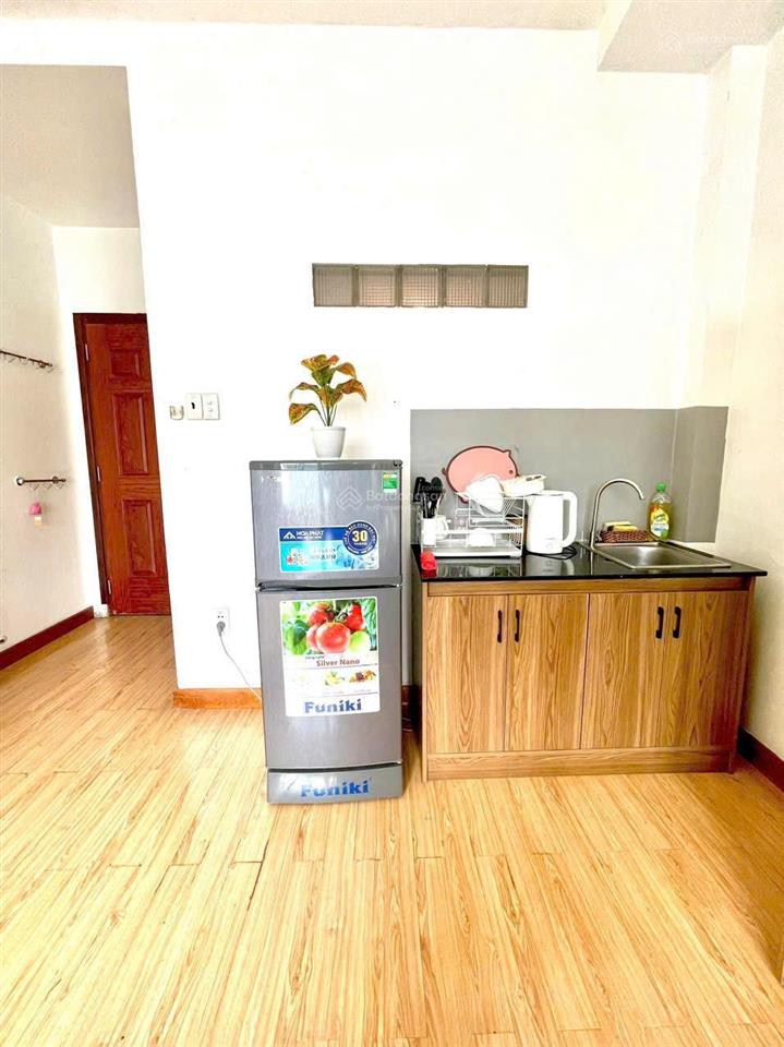 Phòng trọ tách bếp full nội thất rộng rãi cửa sổ lớn ngay trần quang khải q1 giá tốt