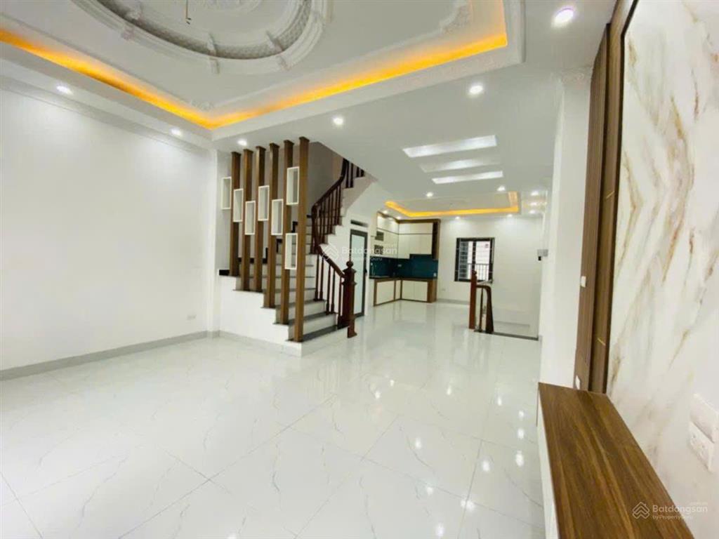 Nhà dân xây 3 tầng  ô tô 5 tạ đỗ cửa. gần ô tô tránh  56m2, mặt tiền khủng (6m)  nhỉnh 4.6 tỷ