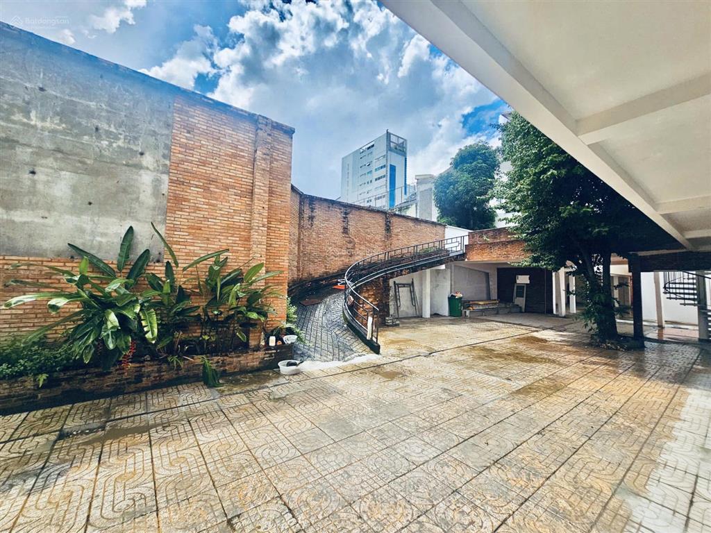 Cho thuê 4500m2 mt phạm ngọc thạch, quận 3, có sân vườn, sàn lớn trống suốt, thang máy