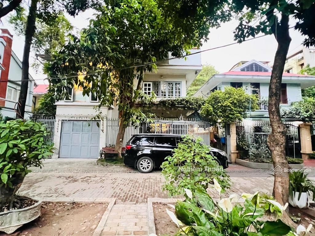 Biệt thự đẹp nhất hồ tây, hà nội. 165m2, mặt tiền 12,8m. ô tô sân vườn. ở đẳng cấp. giá cực tốt.