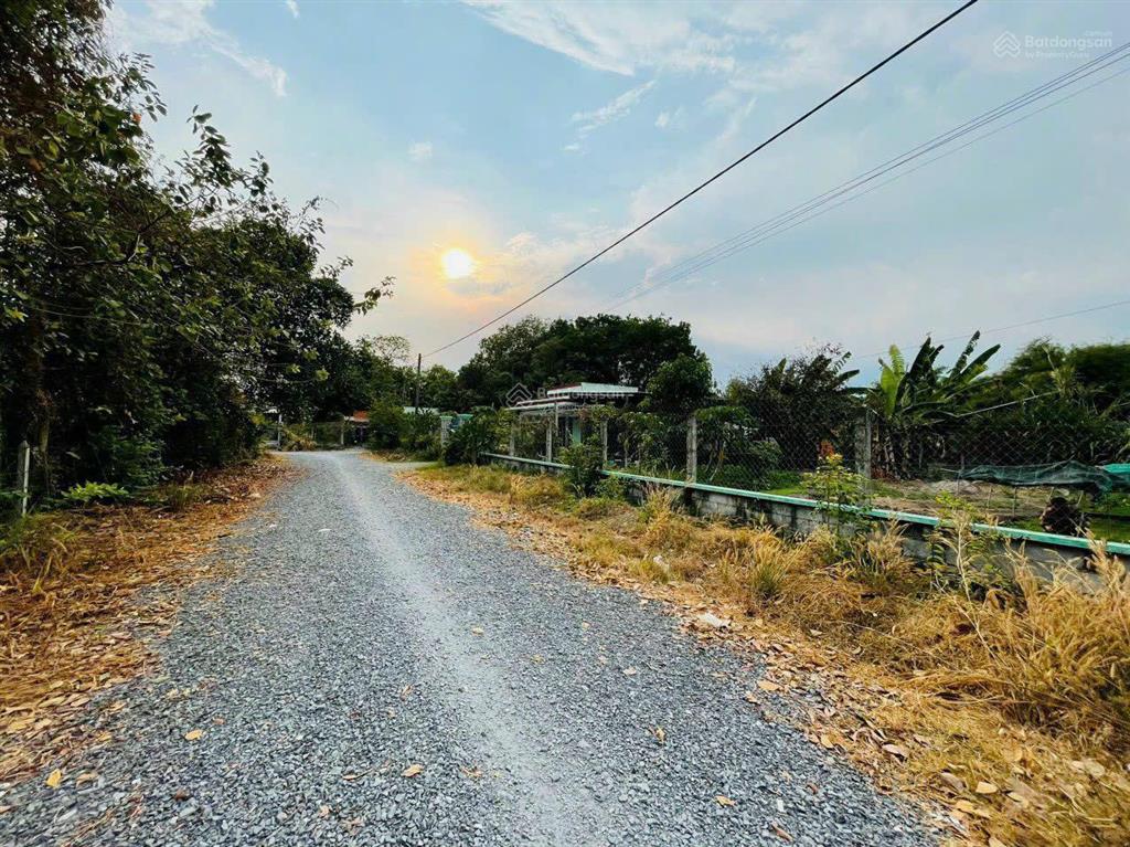 Tôi bán gấp đất 150m2 giá 900 triệu đường bà thiên cách ubnd nhuận đức 1km sổ hồng riêng