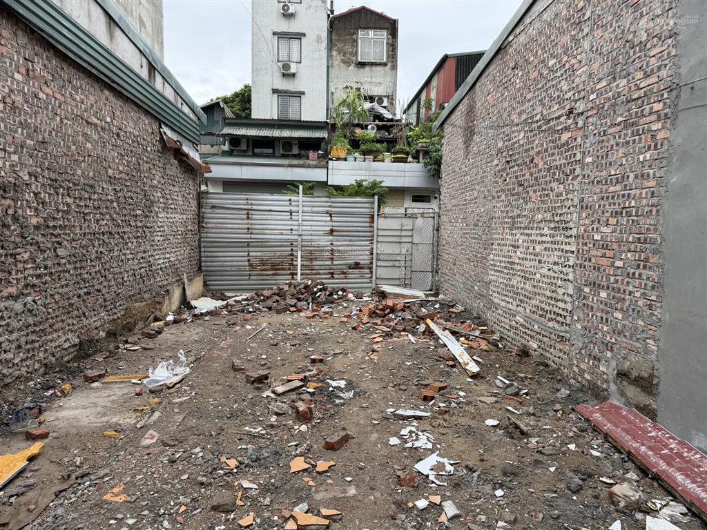 Hoa lâm việt hưng  đất sát chợ  cách 1 nhà ra 2 ô tô tránh 65m2 mt 5m  9 tỷ  0961 206 ***