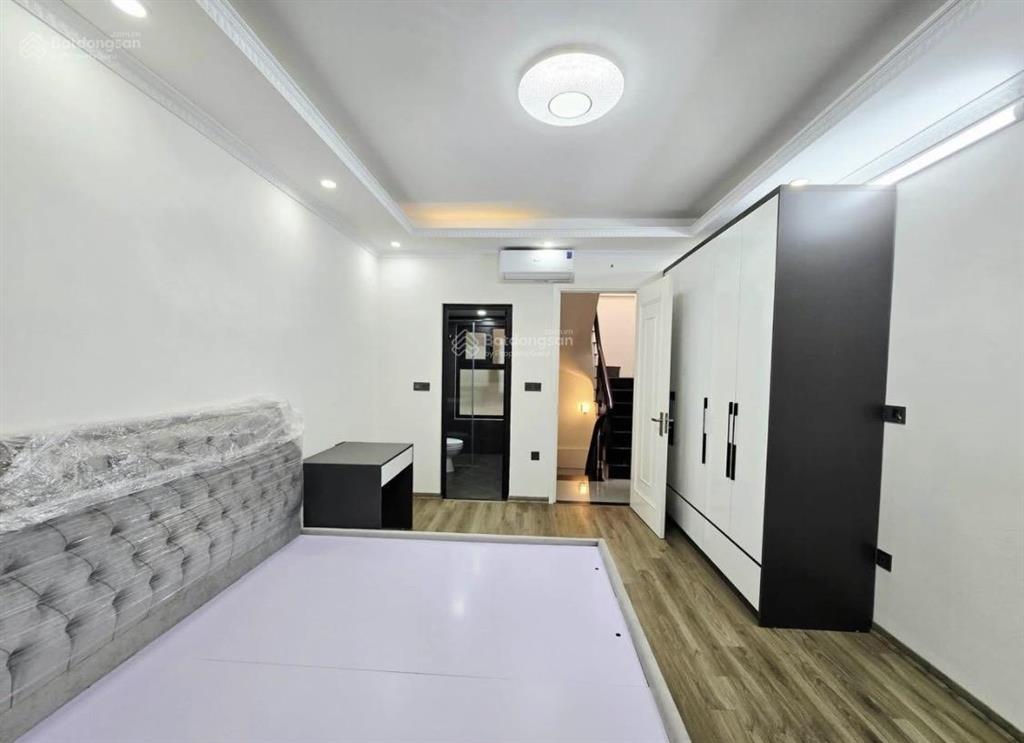 Vũ đức thận  hoa lâm  việt hưng. ô tô đỗ cổng  10m ra 3 làn ô tô tránh, nhà đẹp 32m2 x5t