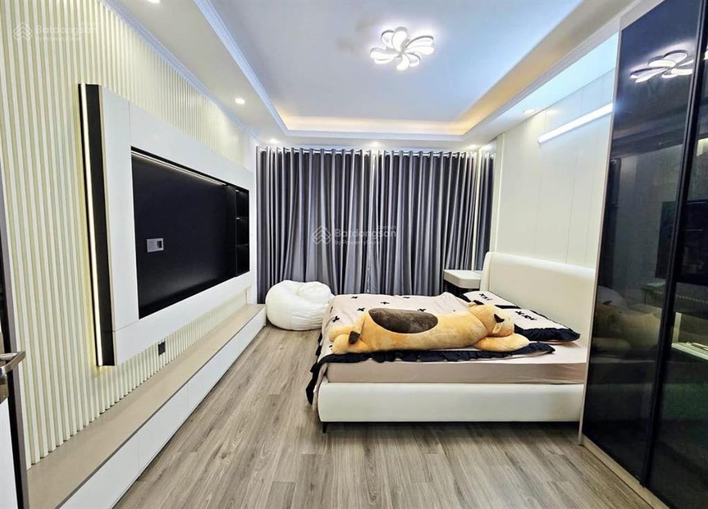 Vũ đức thận  hoa lâm  việt hưng. ô tô đỗ cổng  10m ra 3 làn ô tô tránh, nhà đẹp 32m2 x5t