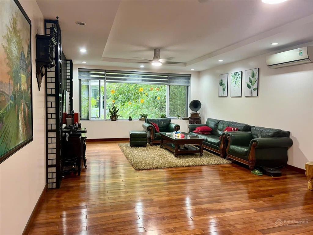 Cần bán nhà phố trúc kinh doanh tốt, vị trí đẹp, view công viên