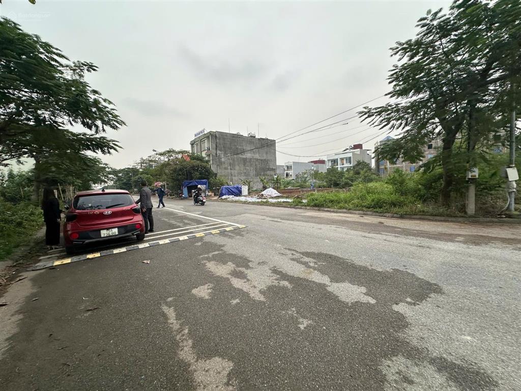 Bán nhà 4 tầng full nội thất sẵn ở ngay  lòng đường siêu to  gần sát vin dương kinh