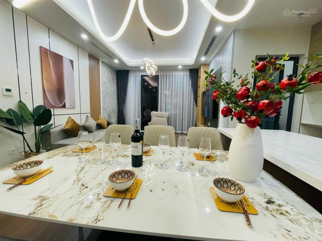 Hot cho thuê căn hộ 3 ngủ 148m2 full đồ discovery compex, giá 25tr/tháng.  0355 965 ***