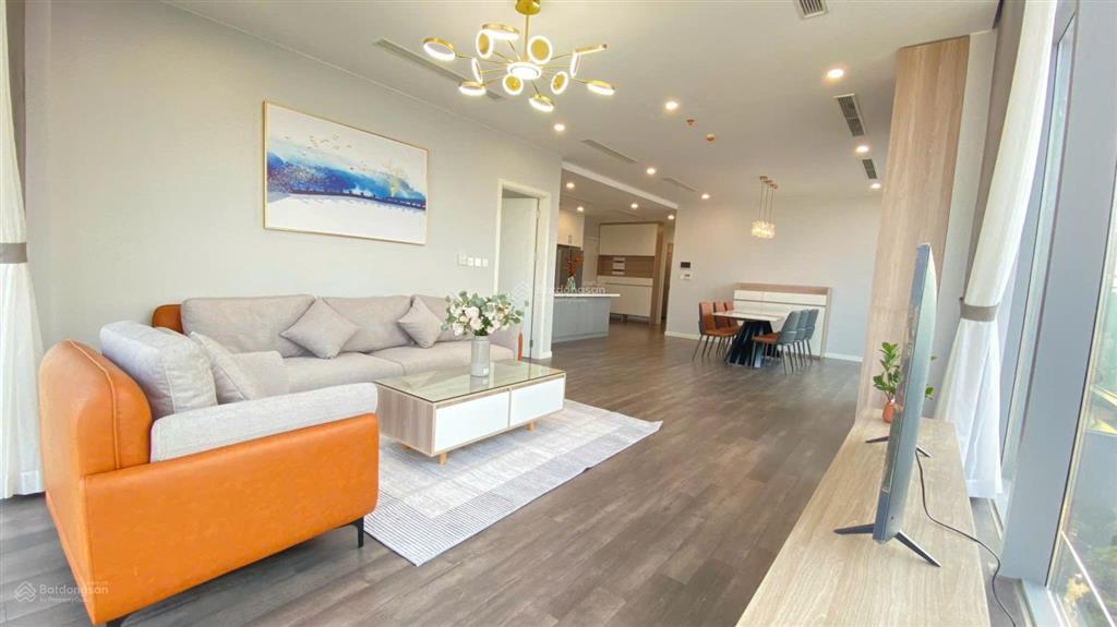Giá tốt cho thuê căn hộ 4pn 200m2 full đồ discovery complex, giá 36tr/tháng.  em 0355 965 ***