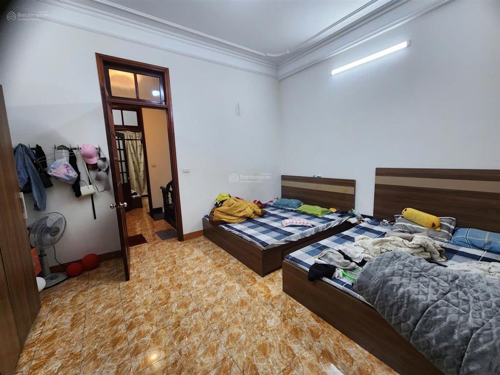 Tôi cần bán nhà 4 tầng ngã tư ngọc lâm  hồng tiến sau 1 nhà ra mặt đường  đường trước nhà sân 3m