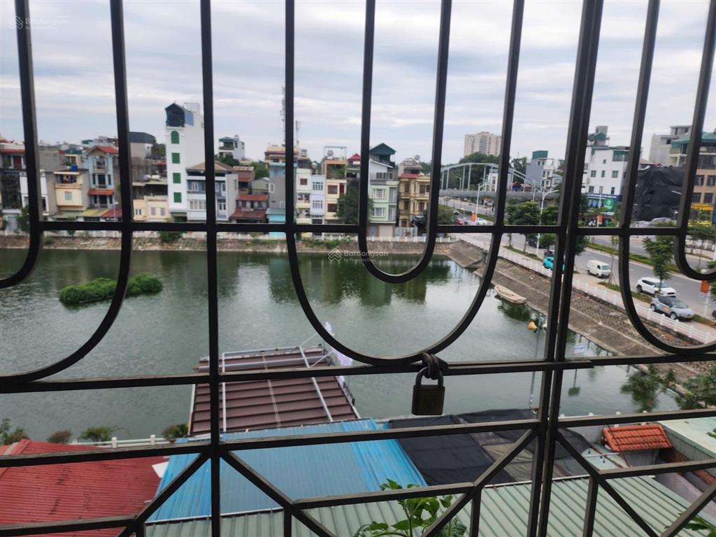 Tôi cần bán nhà 4 tầng ngã tư ngọc lâm  hồng tiến sau 1 nhà ra mặt đường  đường trước nhà sân 3m