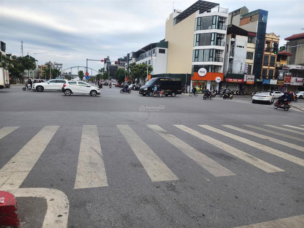 Tôi cần bán nhà 4 tầng ngã tư ngọc lâm  hồng tiến sau 1 nhà ra mặt đường  đường trước nhà sân 3m