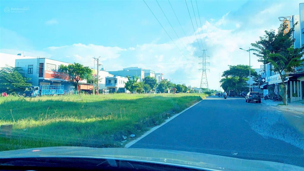 Bán nhà 2,5 tầng 2 lô liền kề 29 tháng 3, dt 206m2 hướng tây bắc, sát đường võ chí công