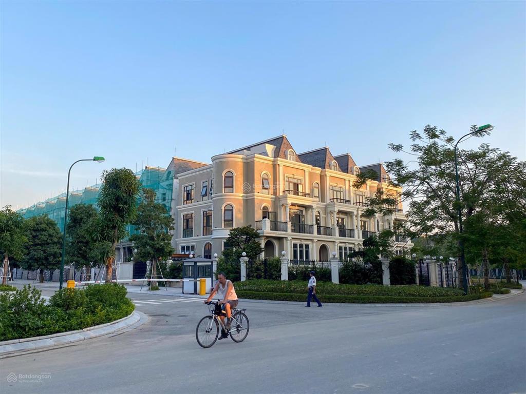 Bt 2 mặt tiền view công viên ciputra  4 tầng 1 hầm vỉa hè 5m hướng nam giá trực tiếp cđt