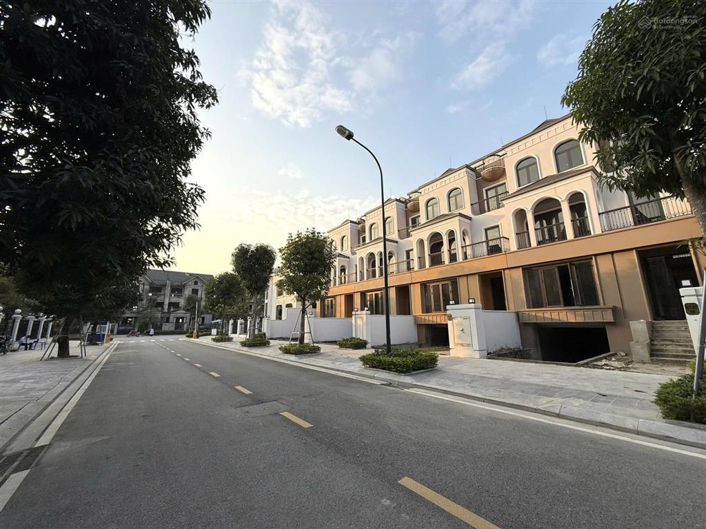Bt 2 mặt tiền view công viên ciputra  4 tầng 1 hầm vỉa hè 5m hướng nam giá trực tiếp cđt