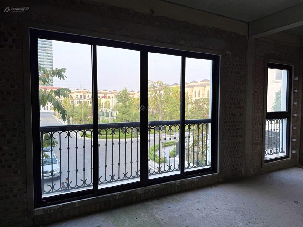 Bt 2 mặt tiền view công viên ciputra  4 tầng 1 hầm vỉa hè 5m hướng nam giá trực tiếp cđt
