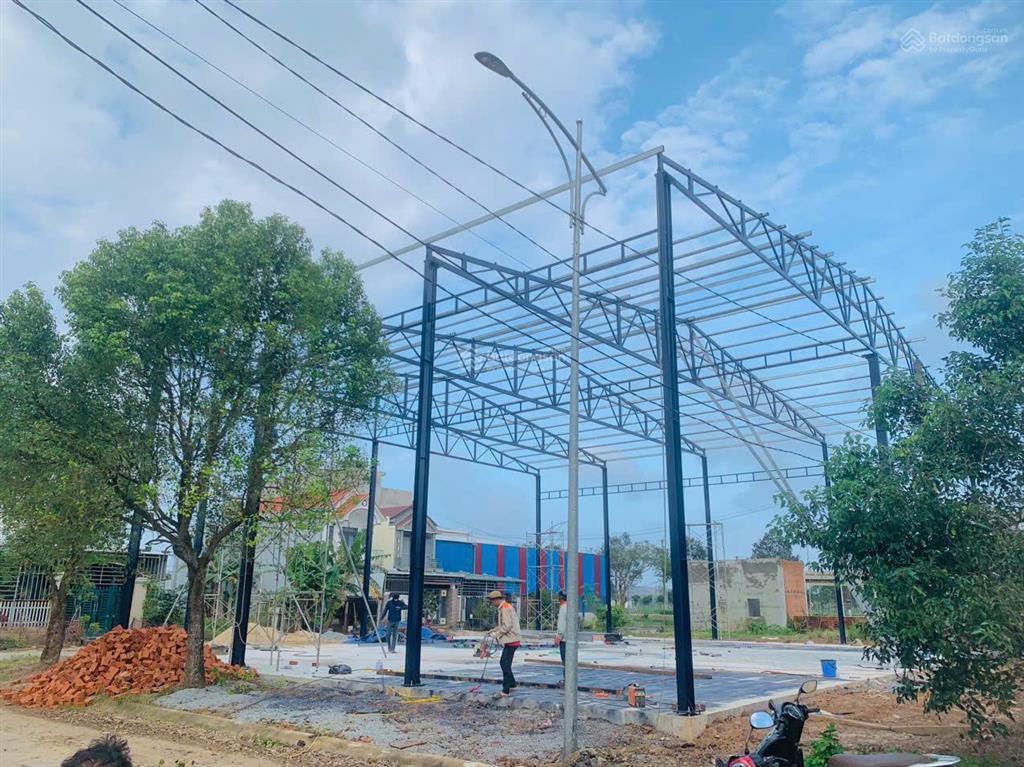 Bán đất vsip quảng ngãi .vị trí đắc địa . tiềm năng khai thác cực lớn. giá chỉ 9,6 triệu /m2