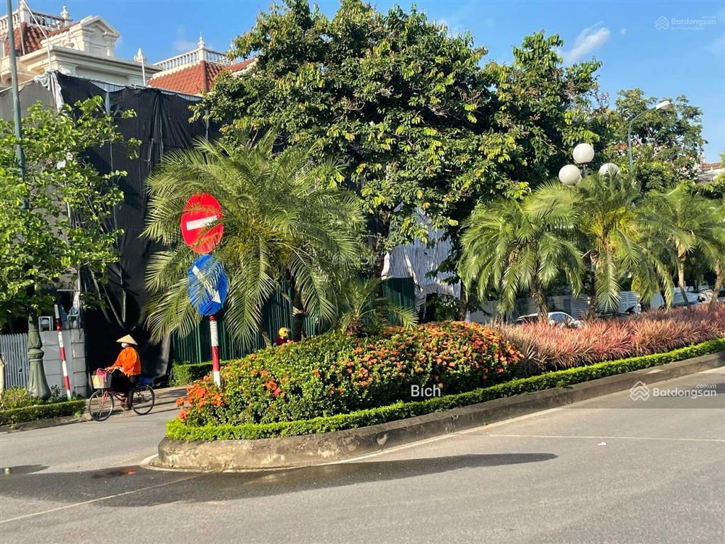 Bán biệt thự đơn lập 200m2, đông nam, 5 tầng, mặt tiền 10m, thang máy nhập khẩu. view vườn hoa đẹp