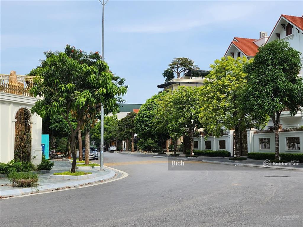 Bán biệt thự đơn lập 200m2, đông nam, 5 tầng, mặt tiền 10m, thang máy nhập khẩu. view vườn hoa đẹp