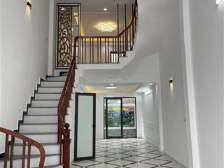 Chính chủ gửi bán. nhà 50m2 có gác lửng đẹp như hình. nhà full nội thất